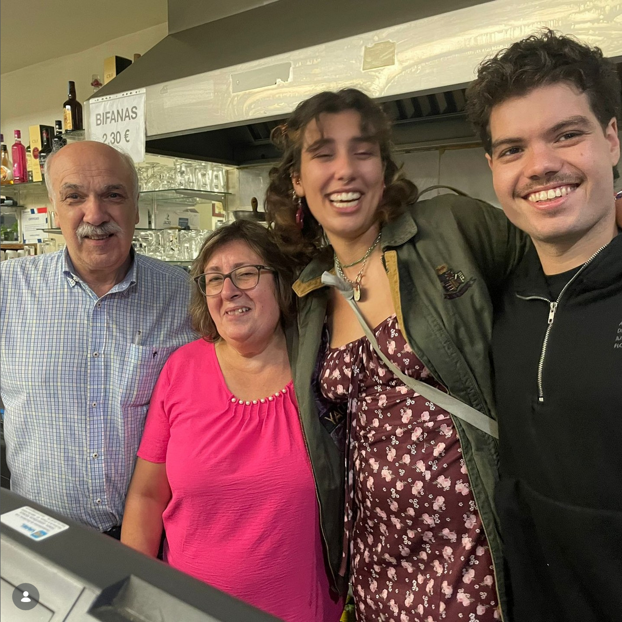 Sr. Luís e Dna. Isaura com clientes