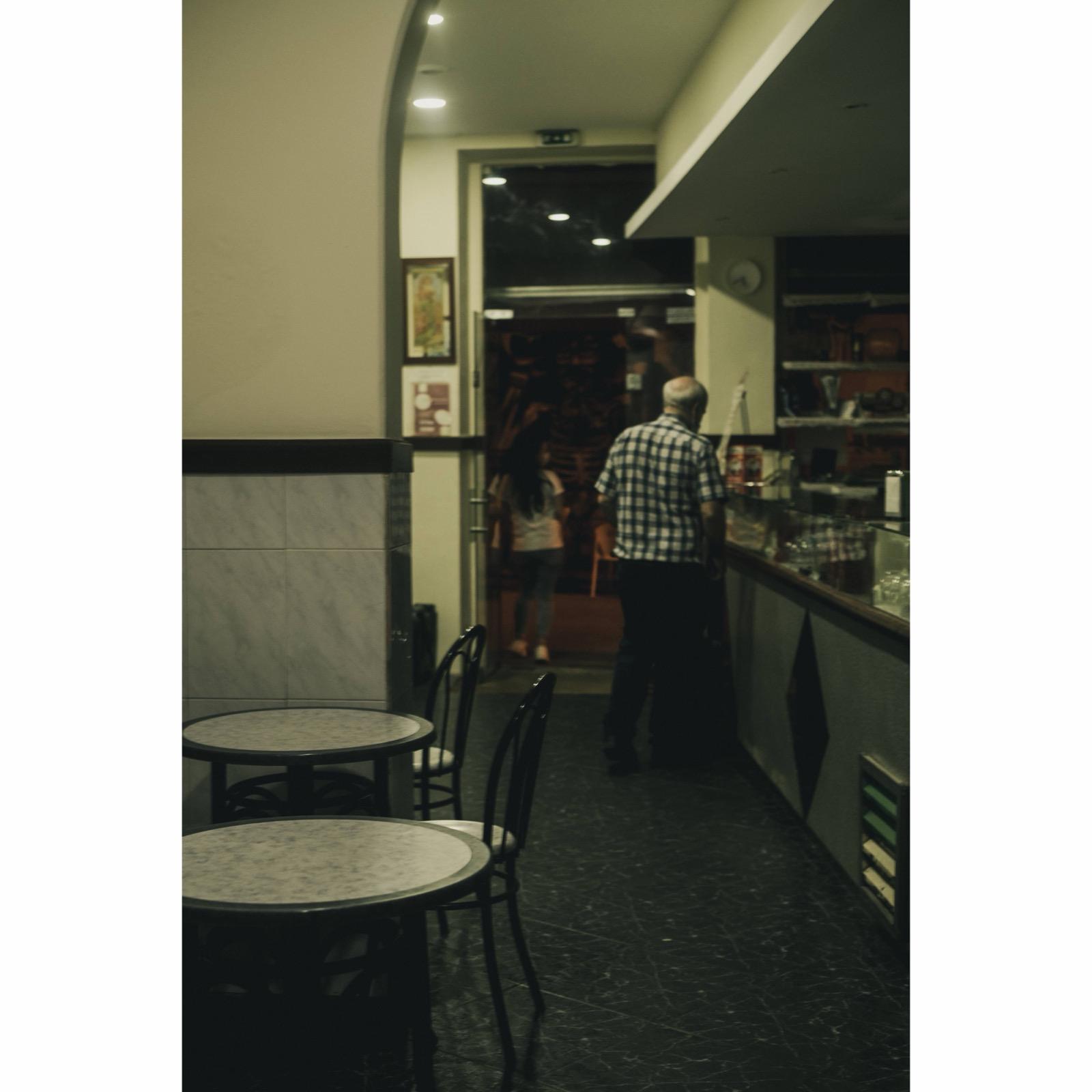 Interior do Arco ao Meio - mesas de mármore e arco no tecto