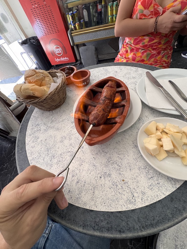 Chouriço flambado com pão, queijo e azeitonas