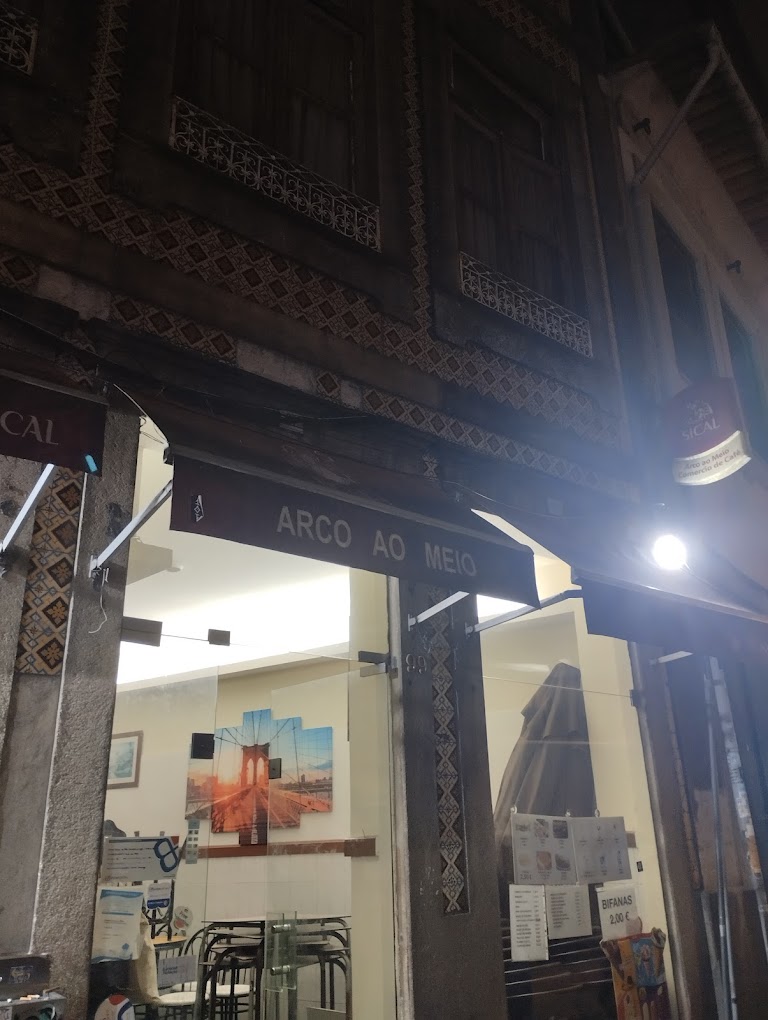 Exterior do Arco ao Meio à noite